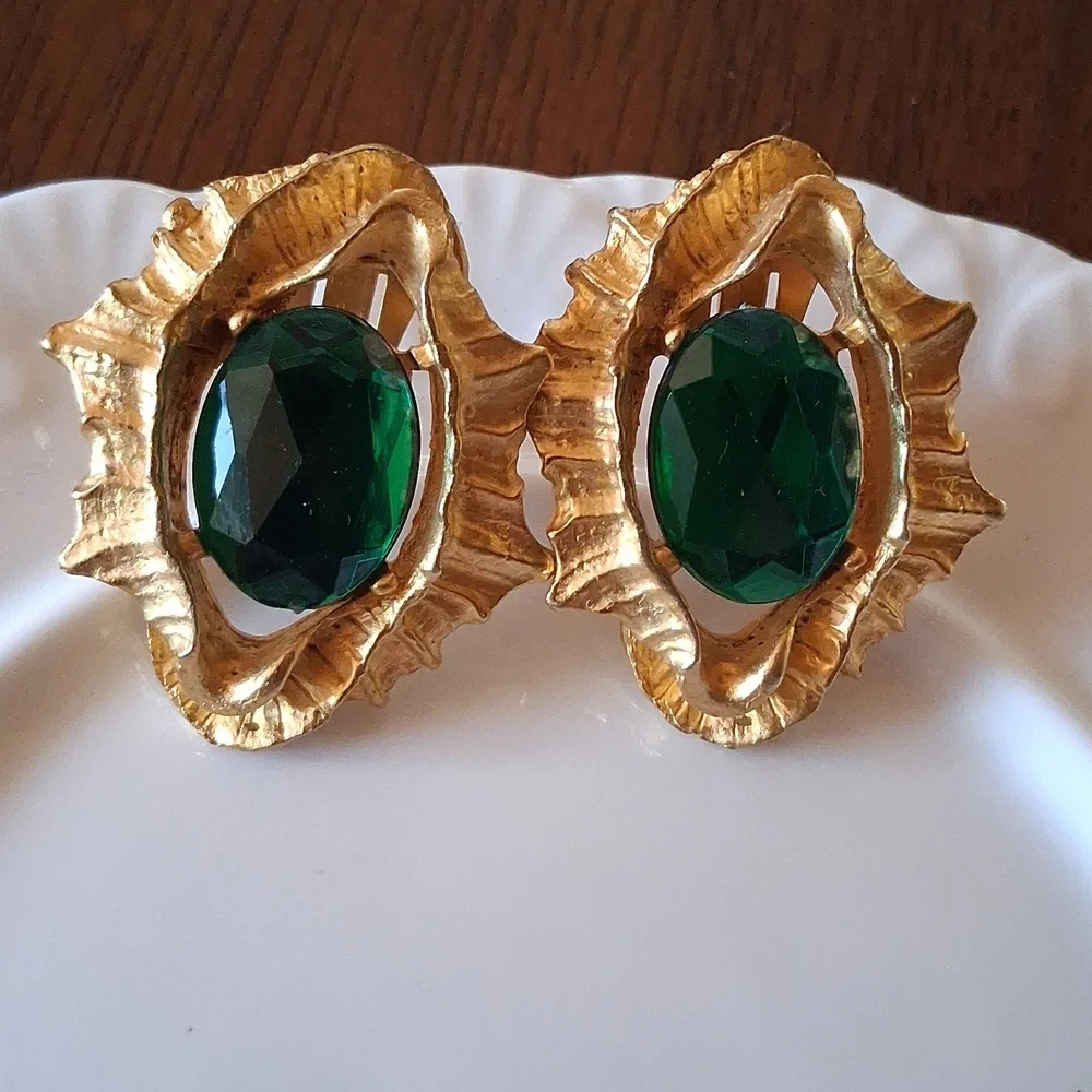 Vintage Clip-on Gold-Tone Earrings with Emerald Green - Picture 3 of 13